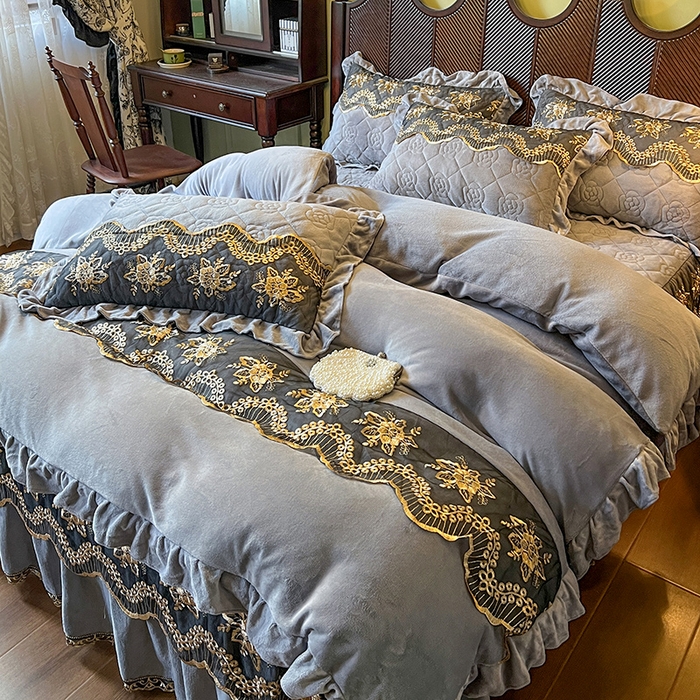 91家纺网 家纺一手货源 找家纺 网红馆（ck家纺） 2025新款高克重牛奶绒单床裙 床裙单件卡妮娜系列 卡妮娜-灰色