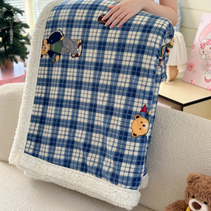 91家纺网 家纺一手货源 找家纺 Mata蔓塔家 2025新款A类秋冬可爱系牛奶绒羊羔绒多功能毛毯奶盖系列 奶盖-穿鞋的熊