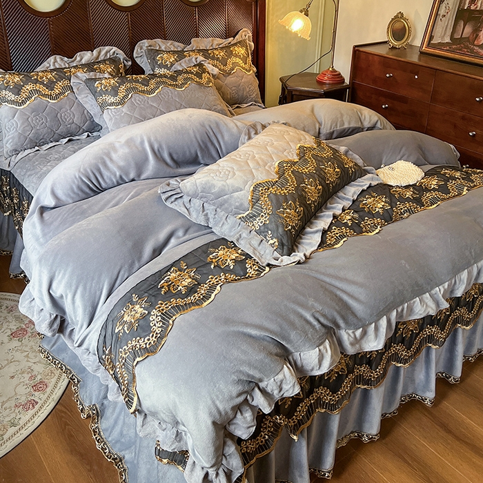 91家纺网 家纺一手货源 找家纺 网红馆（ck家纺） 2025新款高克重牛奶绒单床裙 床裙单件卡妮娜系列 卡妮娜-灰色