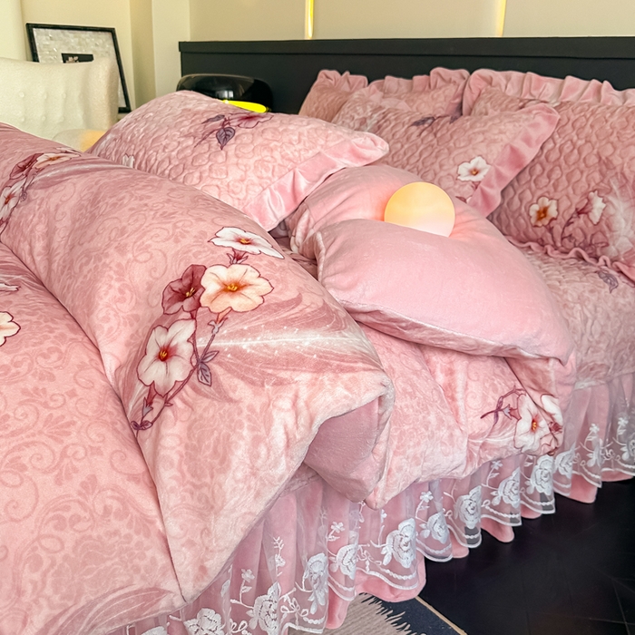 91家纺网 家纺一手货源 找家纺 棉森家纺 2025新款亲肤舒适牛奶绒床盖四件套 花香如梦