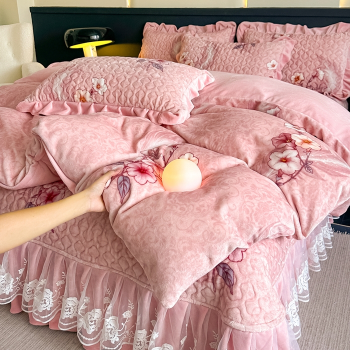 91家纺网 家纺一手货源 找家纺 棉森家纺 2025新款亲肤舒适牛奶绒床盖四件套 花香如梦