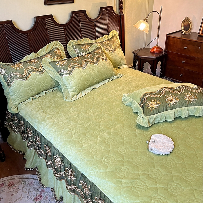 91家纺网 家纺一手货源 找家纺 网红馆（ck家纺） 2025新款高克重牛奶绒单床裙 床裙单件卡妮娜系列 卡妮娜-绿色