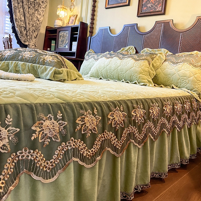 91家纺网 家纺一手货源 找家纺 网红馆（ck家纺） 2025新款高克重牛奶绒单床裙 床裙单件卡妮娜系列 卡妮娜-绿色