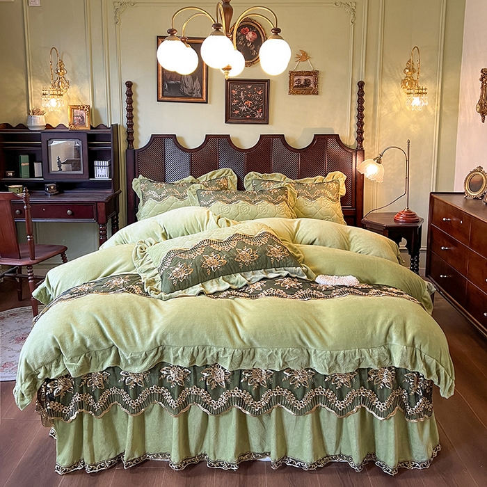 91家纺网 家纺一手货源 找家纺 网红馆（ck家纺） 2025新款高克重牛奶绒单床裙 床裙单件卡妮娜系列 卡妮娜-绿色