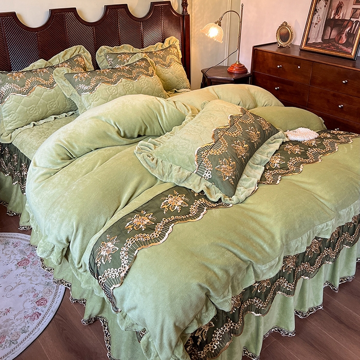 91家纺网 家纺一手货源 找家纺 网红馆（ck家纺） 2025新款高克重牛奶绒单床裙 床裙单件卡妮娜系列 卡妮娜-绿色