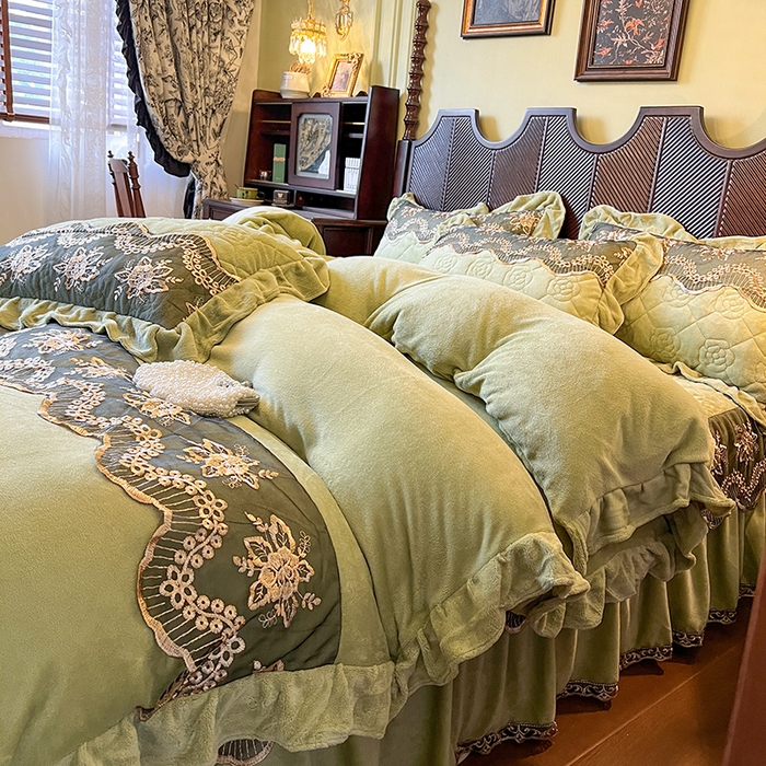 91家纺网 家纺一手货源 找家纺 网红馆（ck家纺） 2025新款高克重牛奶绒单床裙 床裙单件卡妮娜系列 卡妮娜-绿色