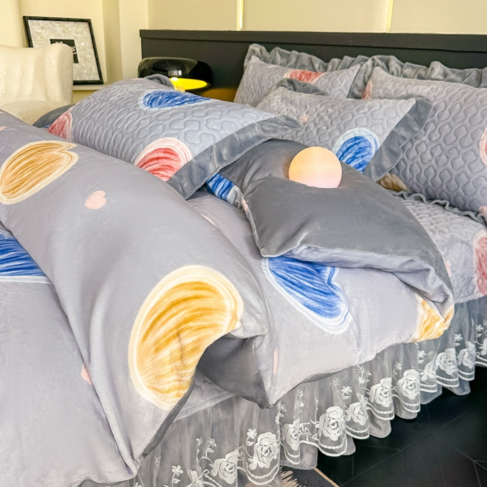 91家纺网 家纺一手货源 找家纺 棉森家纺 2025新款亲肤舒适牛奶绒床盖四件套 心动-灰