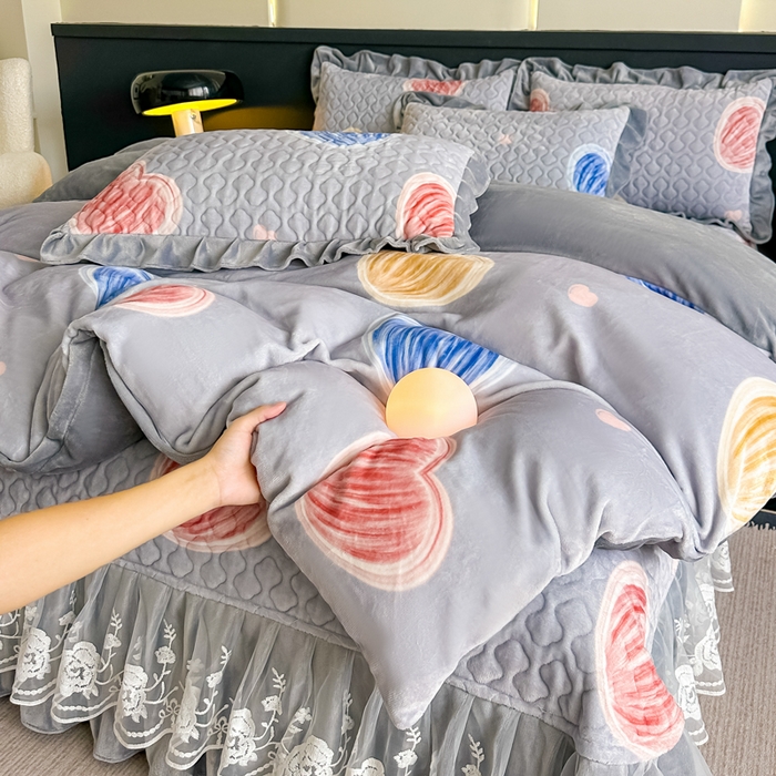 91家纺网 家纺一手货源 找家纺 棉森家纺 2025新款亲肤舒适牛奶绒床盖四件套 心动-灰