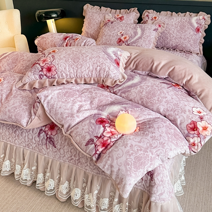 91家纺网 家纺一手货源 找家纺 棉森家纺 2025新款亲肤舒适牛奶绒床盖四件套 紫色花影