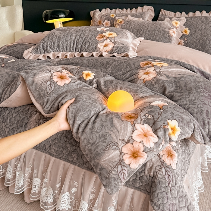 91家纺网 家纺一手货源 找家纺 棉森家纺 2025新款亲肤舒适牛奶绒床盖四件套 诗情画意