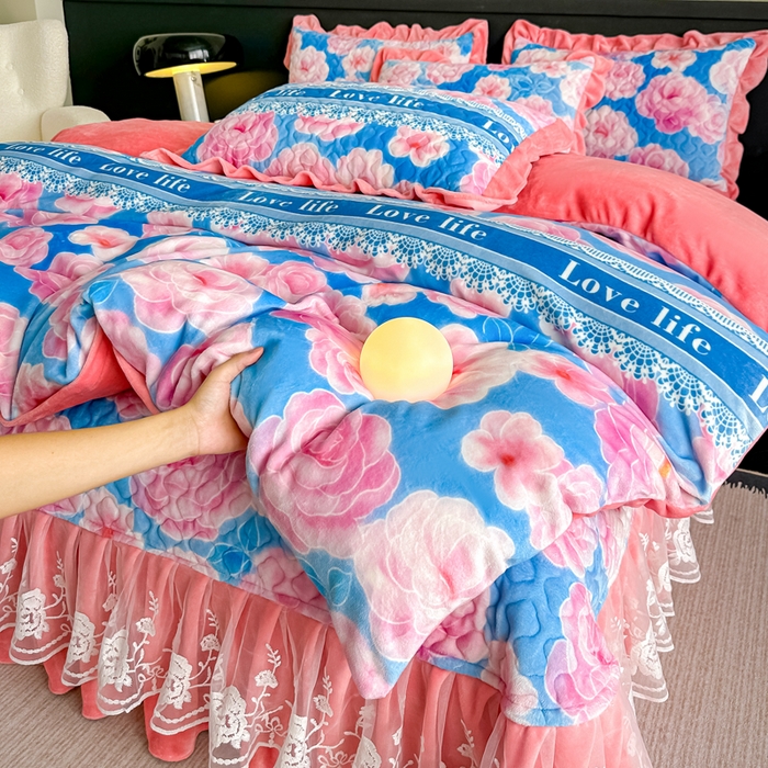 91家纺网 家纺一手货源 找家纺 棉森家纺 2025新款亲肤舒适牛奶绒床盖四件套 蓝色花海