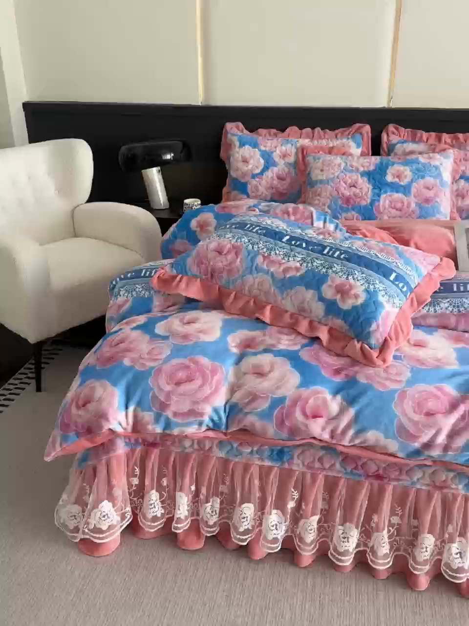 91家纺网 家纺一手货源 找家纺 棉森家纺 2025新款亲肤舒适牛奶绒床盖四件套 蓝色花海