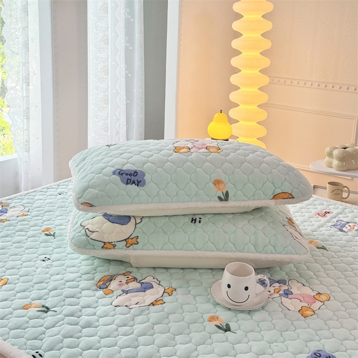 91家纺网 家纺一手货源 找家纺 暖芯优选 2025热款外贸跨境电商热销款冬季加厚牛奶绒印花床垫床垫学生单人宿舍上下铺 顽皮小鸭