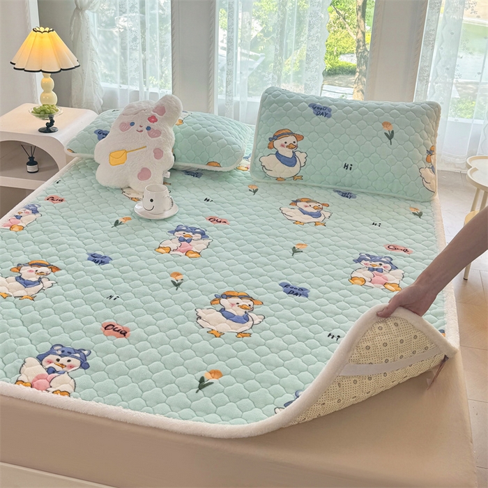 91家纺网 家纺一手货源 找家纺 暖芯优选 2025热款外贸跨境电商热销款冬季加厚牛奶绒印花床垫床垫学生单人宿舍上下铺 顽皮小鸭