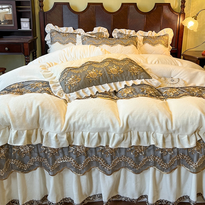 91家纺网 家纺一手货源 找家纺 网红馆（ck家纺） 2025新款高克重牛奶绒单床裙 床裙单件卡妮娜系列 卡妮娜-米色