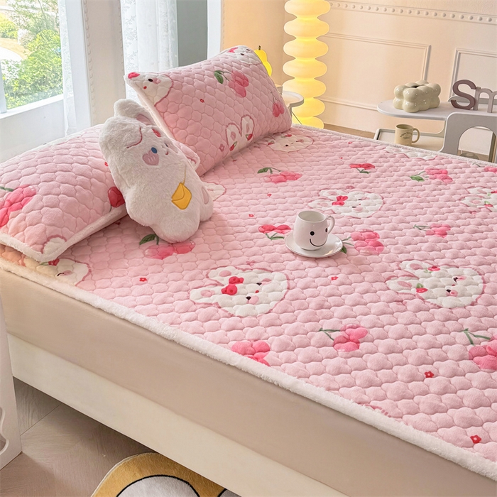 91家纺网 家纺一手货源 找家纺 暖芯优选 2025热款外贸跨境电商热销款冬季加厚牛奶绒印花床垫床垫学生单人宿舍上下铺 樱桃小兔