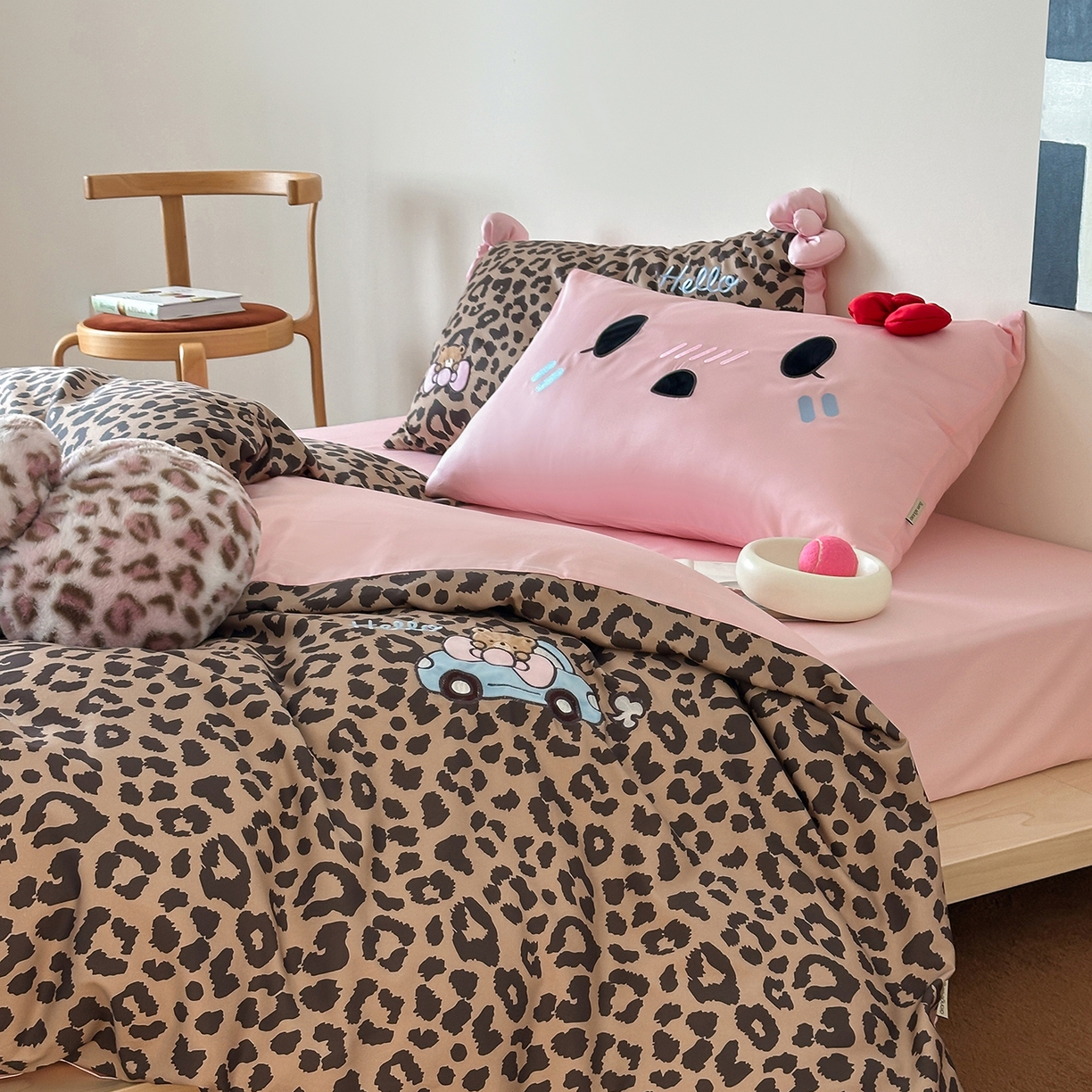 91家纺网 家纺一手货源 找家纺 桔子家纺 2025新款全棉豹纹系列heip豹纹四件套 heip豹纹粉色