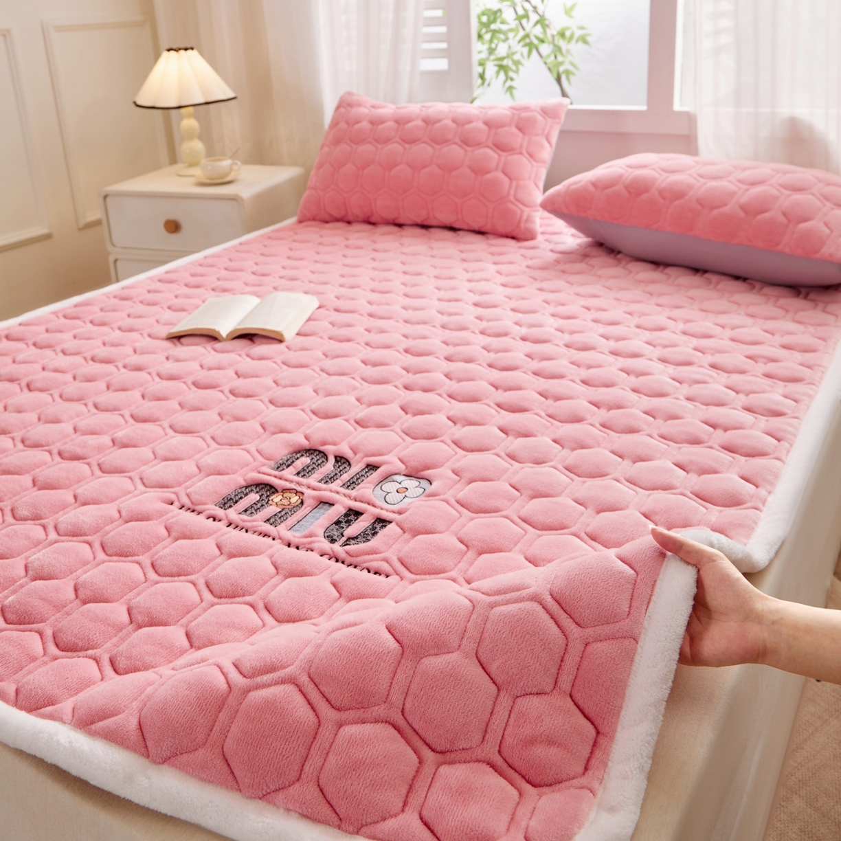 91家纺网 家纺一手货源 找家纺 （总）初心家纺 2025新款高克重牛奶绒绣花夹棉防滑床垫（面料200克）