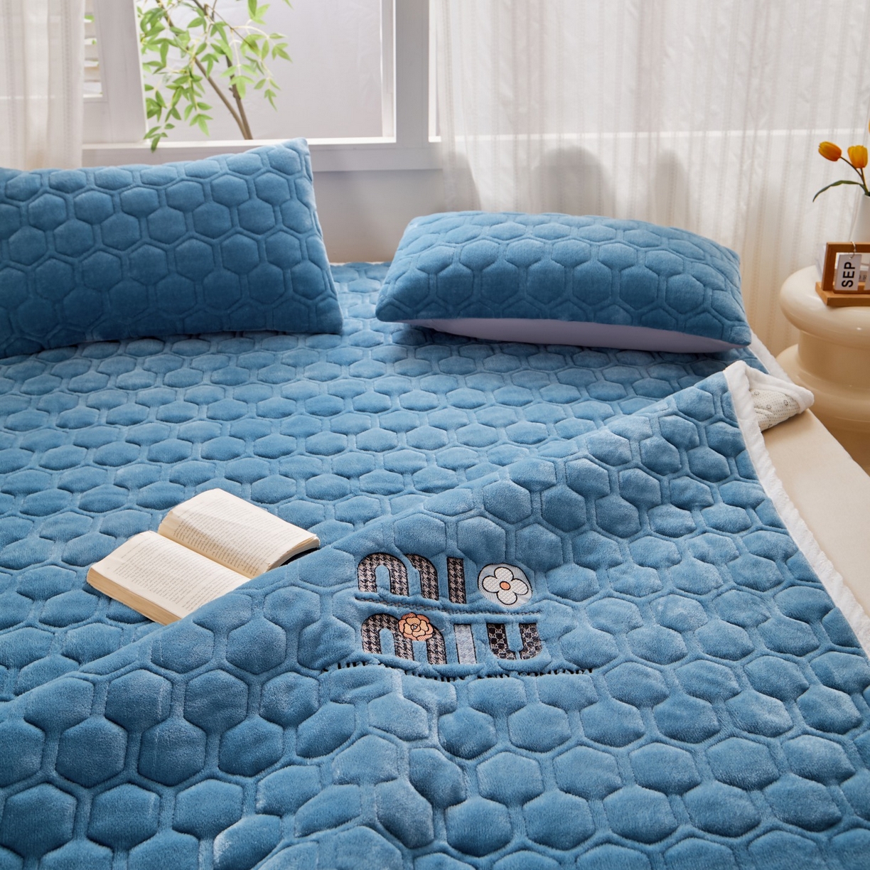 91家纺网 家纺一手货源 找家纺 （总）初心家纺 2025新款高克重牛奶绒绣花夹棉防滑床垫（面料200克）