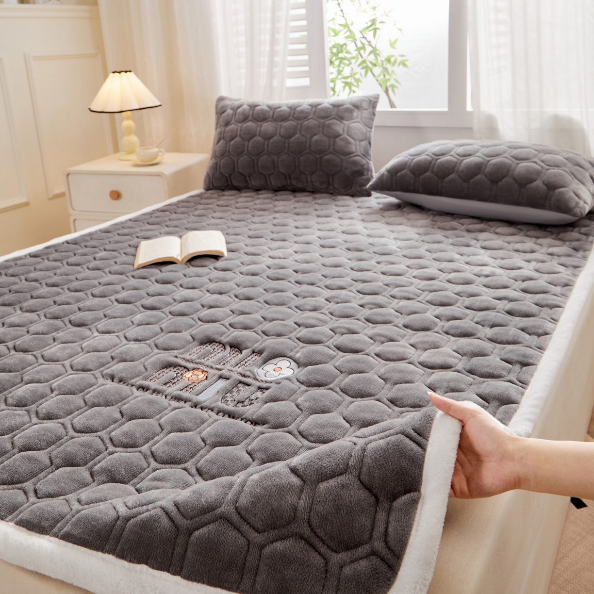 91家纺网 家纺一手货源 找家纺 初心家纺 2025新款高克重牛奶绒绣花夹棉防滑床垫（面料200克） 字母-高级灰