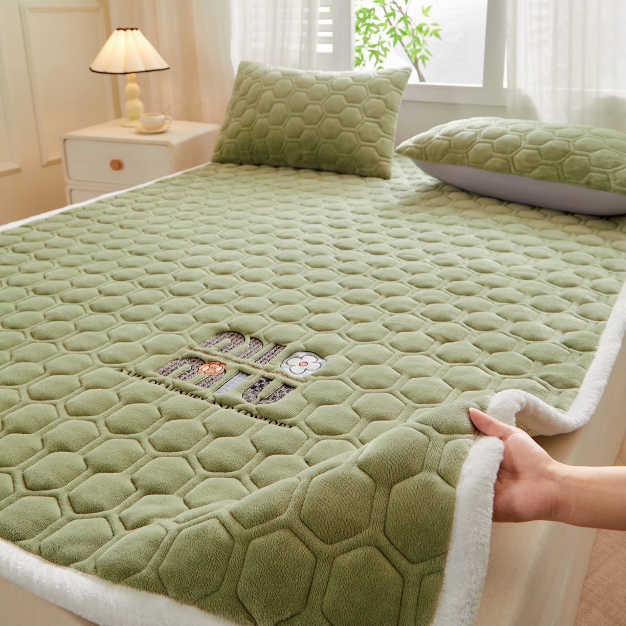 91家纺网 家纺一手货源 找家纺 初心家纺 2025新款高克重牛奶绒绣花夹棉防滑床垫（面料200克） 字母-清新绿