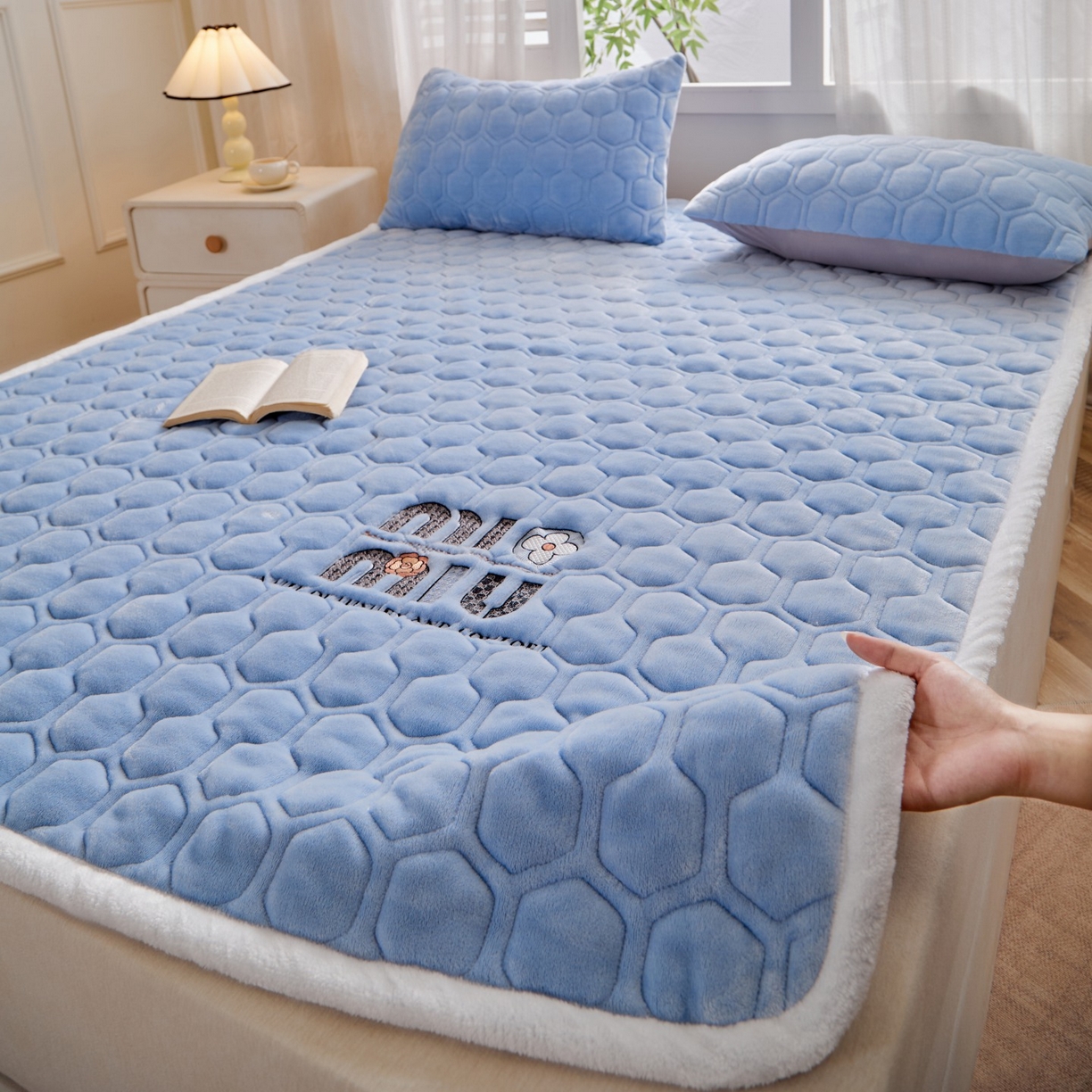 91家纺网 家纺一手货源 找家纺 初心家纺 2025新款高克重牛奶绒绣花夹棉防滑床垫（面料200克） 字母-天空蓝