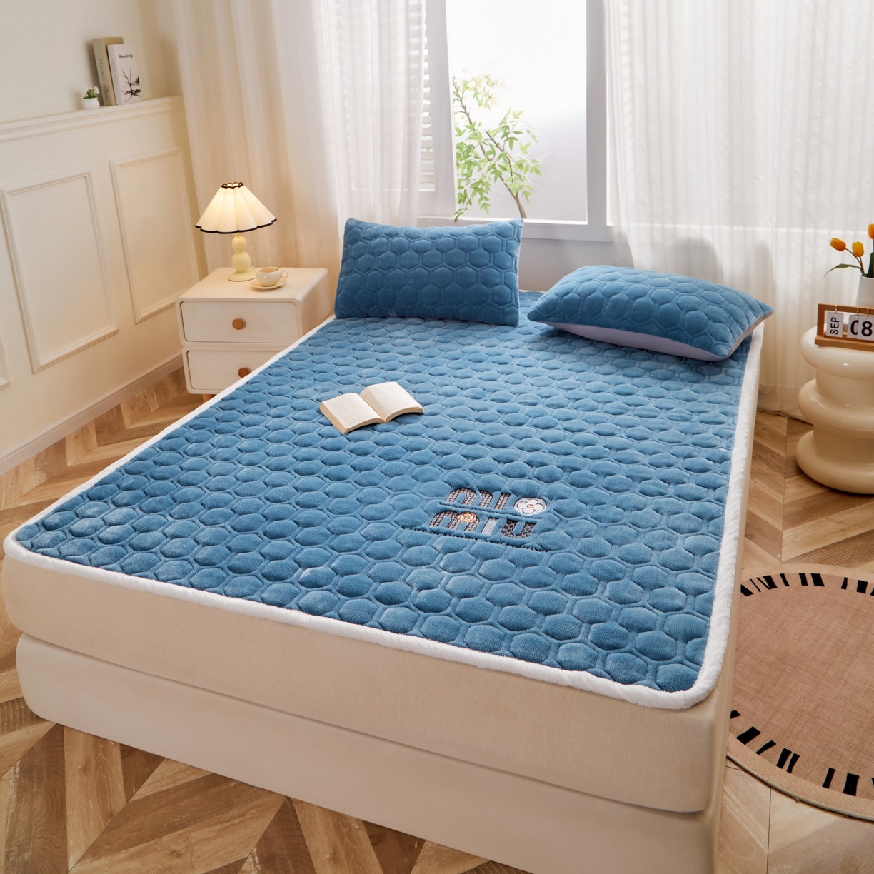 91家纺网 家纺一手货源 找家纺 （总）初心家纺 2025新款高克重牛奶绒绣花夹棉防滑床垫（面料200克）