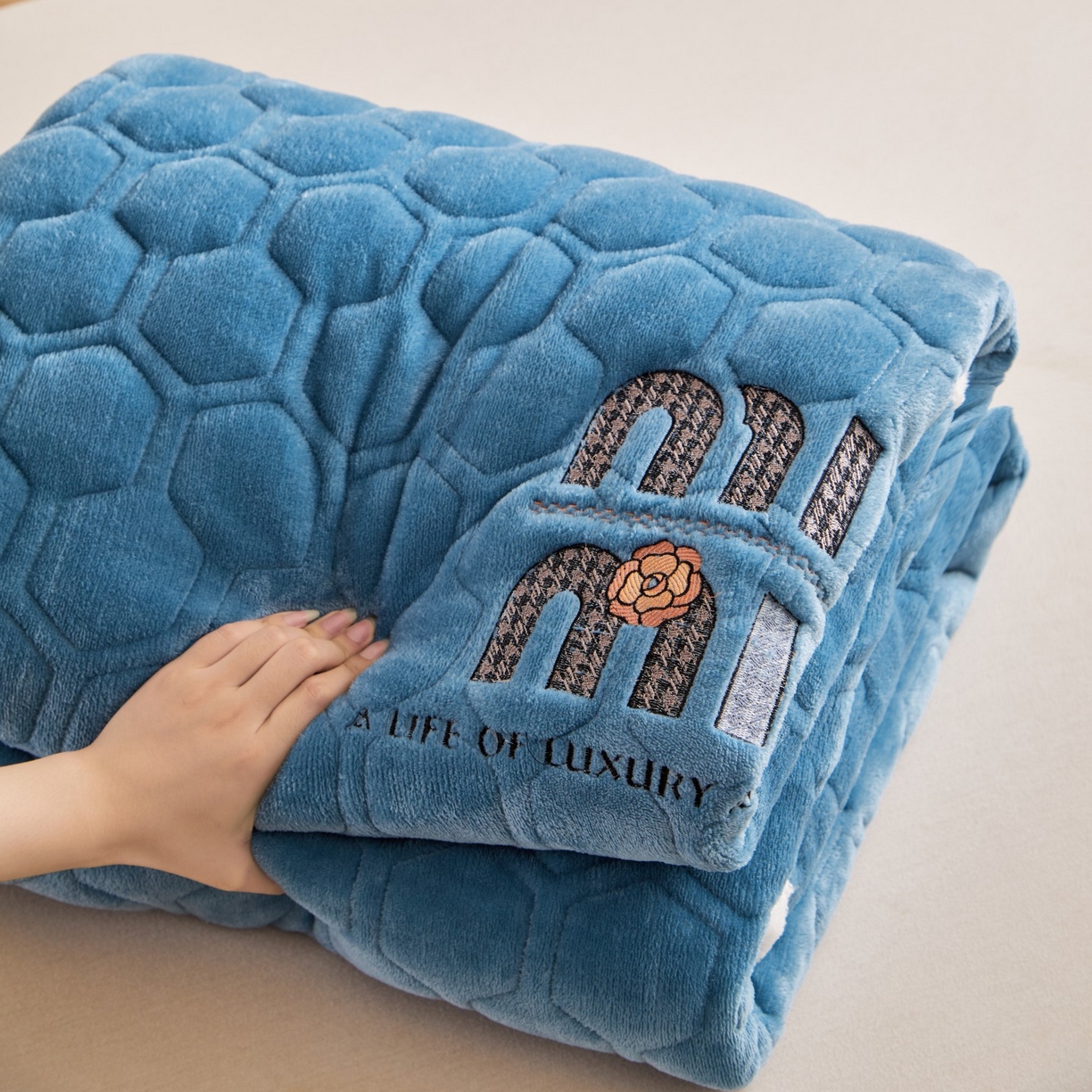 91家纺网 家纺一手货源 找家纺 （总）初心家纺 2025新款高克重牛奶绒绣花夹棉防滑床垫（面料200克）