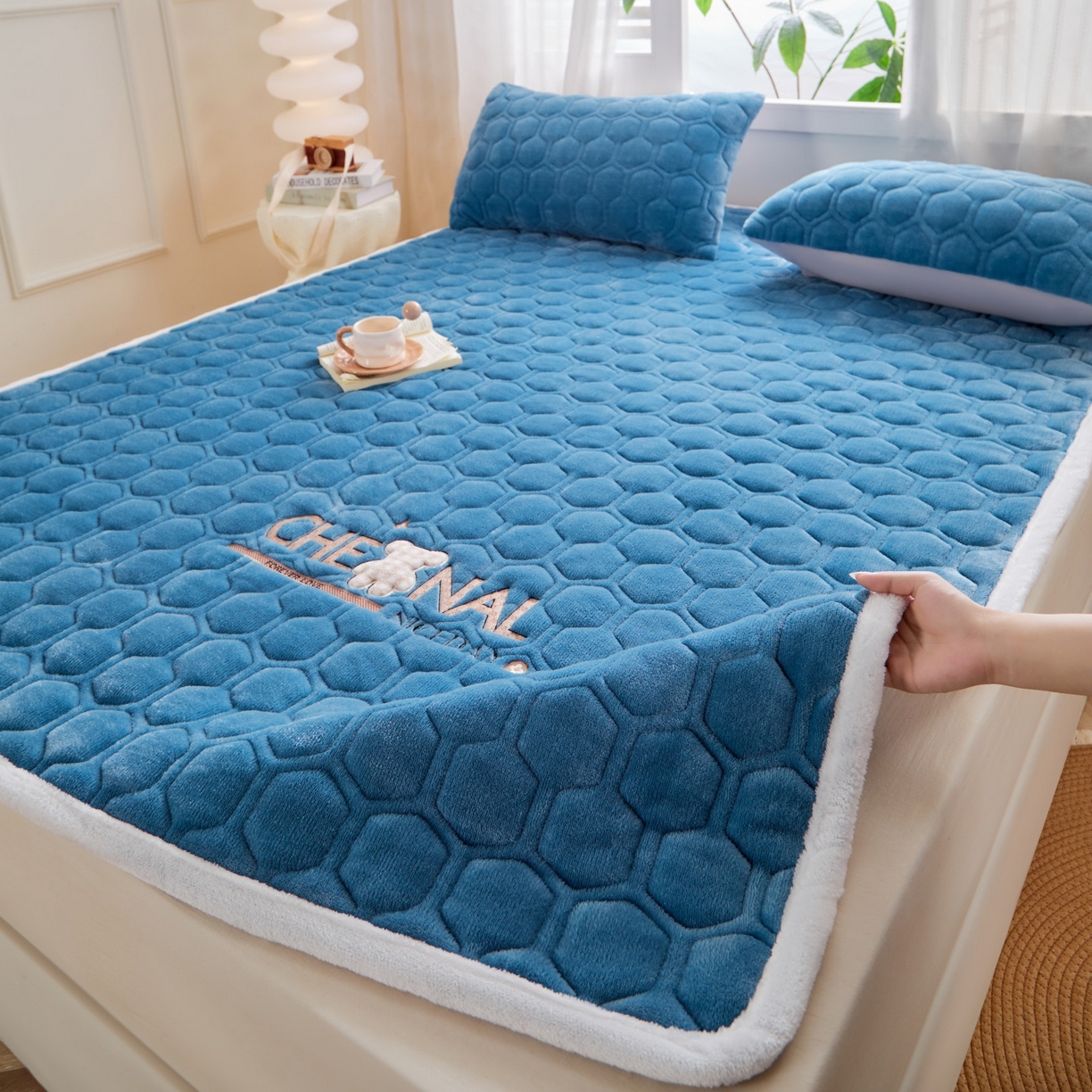 91家纺网 家纺一手货源 找家纺 初心家纺 2025新款高克重牛奶绒绣花夹棉防滑床垫（面料200克） 小熊-宝石蓝