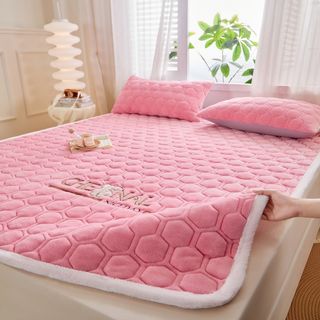 91家纺网 家纺一手货源 找家纺 初心家纺 2025新款高克重牛奶绒绣花夹棉防滑床垫（面料200克） 小熊-樱花粉