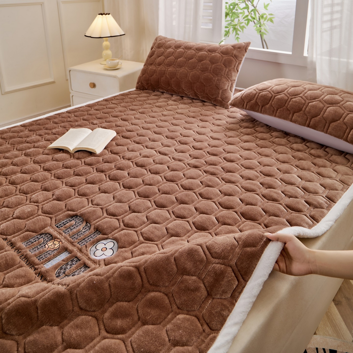 91家纺网 家纺一手货源 找家纺 初心家纺 2025新款高克重牛奶绒绣花夹棉防滑床垫（面料200克） 字母-深咖棕