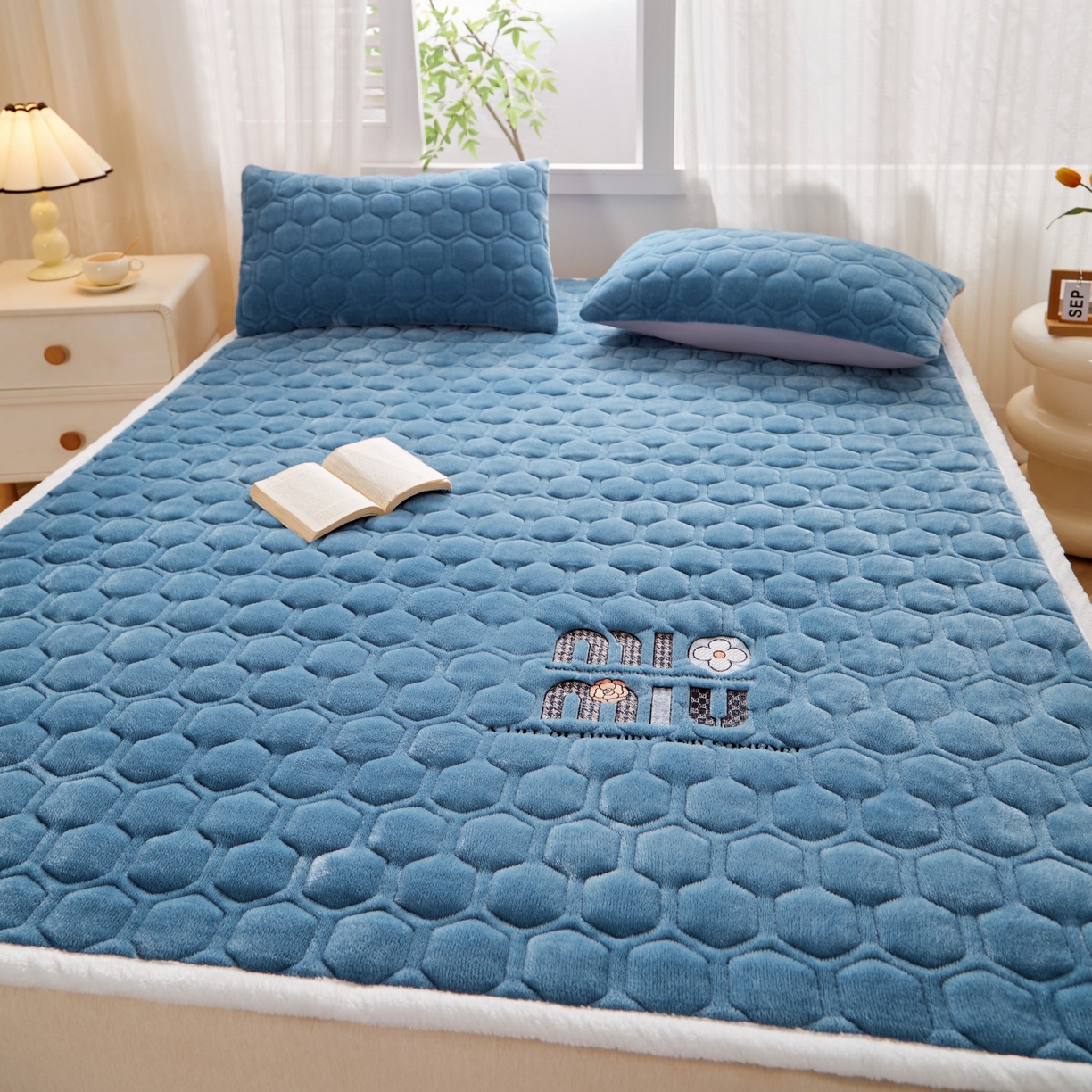 91家纺网 家纺一手货源 找家纺 （总）初心家纺 2025新款高克重牛奶绒绣花夹棉防滑床垫（面料200克）