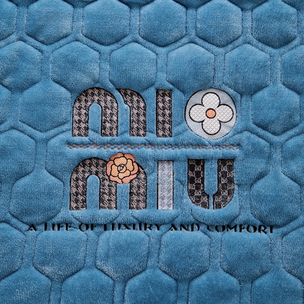 91家纺网 家纺一手货源 找家纺 （总）初心家纺 2025新款高克重牛奶绒绣花夹棉防滑床垫（面料200克）