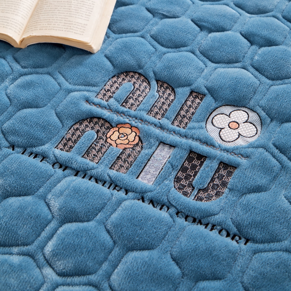 91家纺网 家纺一手货源 找家纺 （总）初心家纺 2025新款高克重牛奶绒绣花夹棉防滑床垫（面料200克）