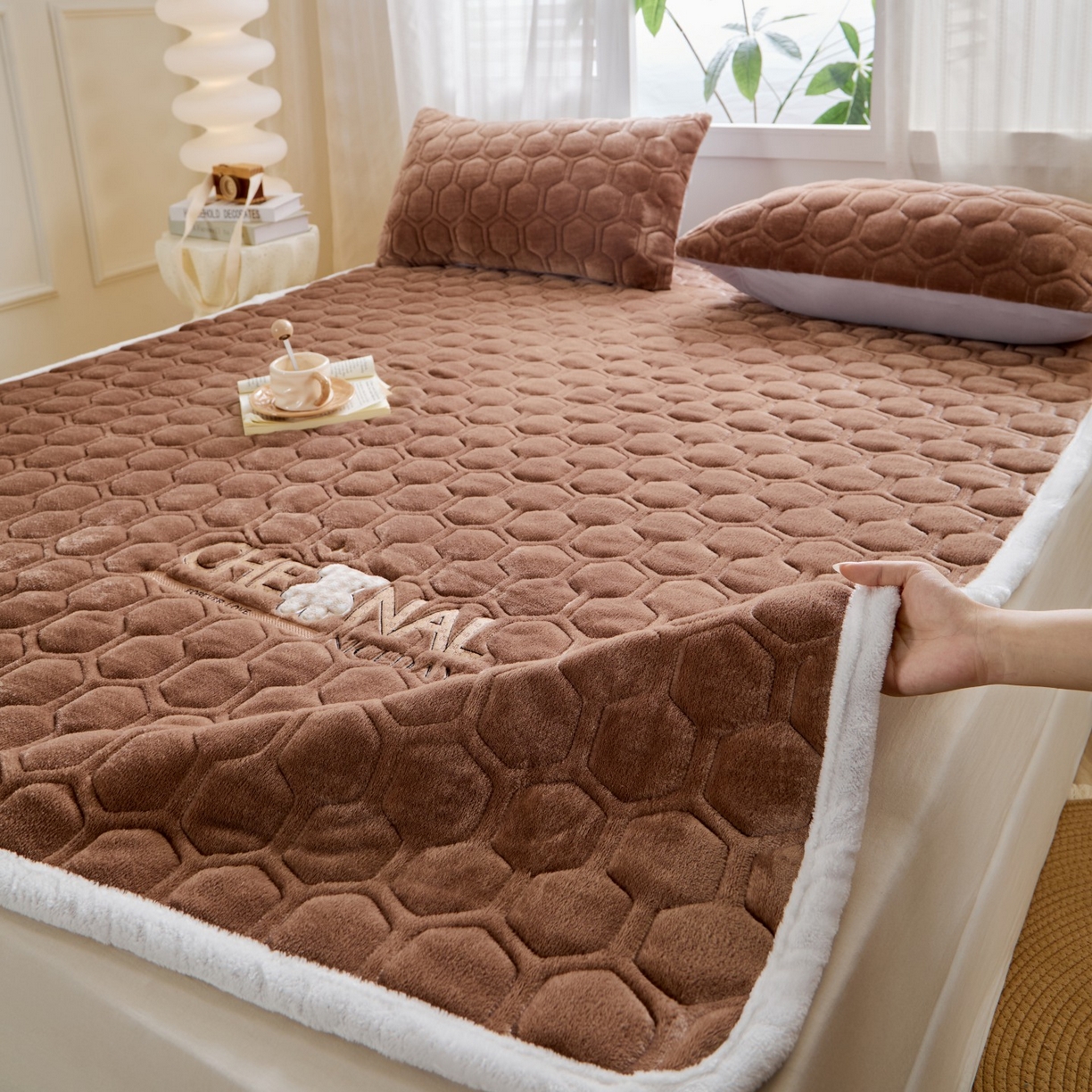 91家纺网 家纺一手货源 找家纺 初心家纺 2025新款高克重牛奶绒绣花夹棉防滑床垫（面料200克） 小熊-深咖棕
