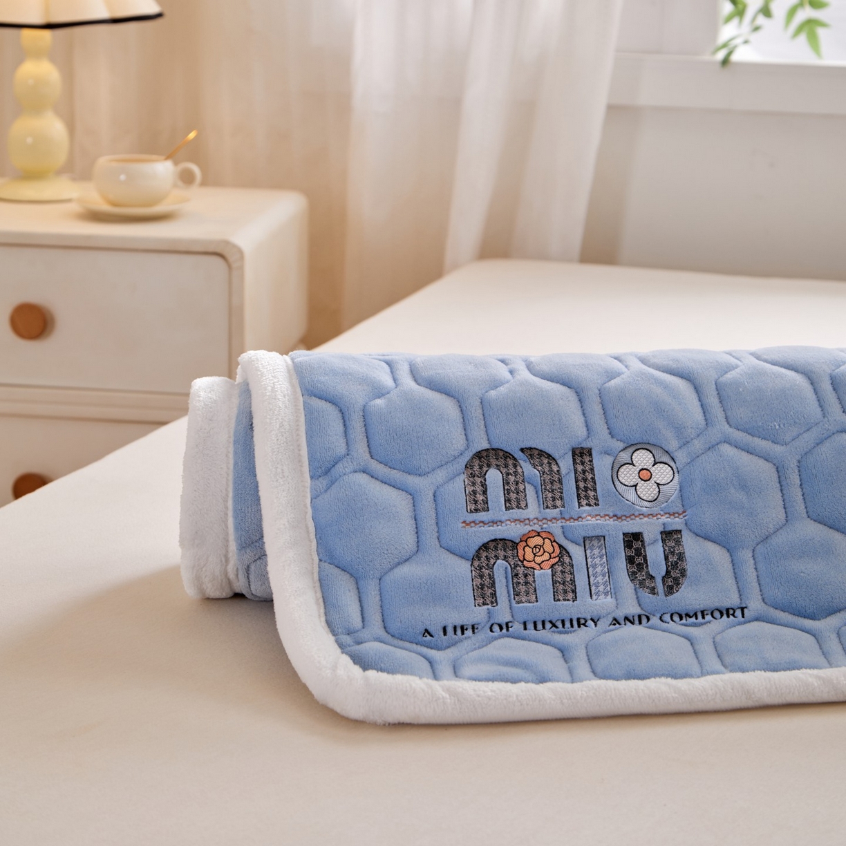 91家纺网 家纺一手货源 找家纺 初心家纺 2025新款高克重牛奶绒绣花夹棉防滑床垫（面料200克） 字母-天空蓝