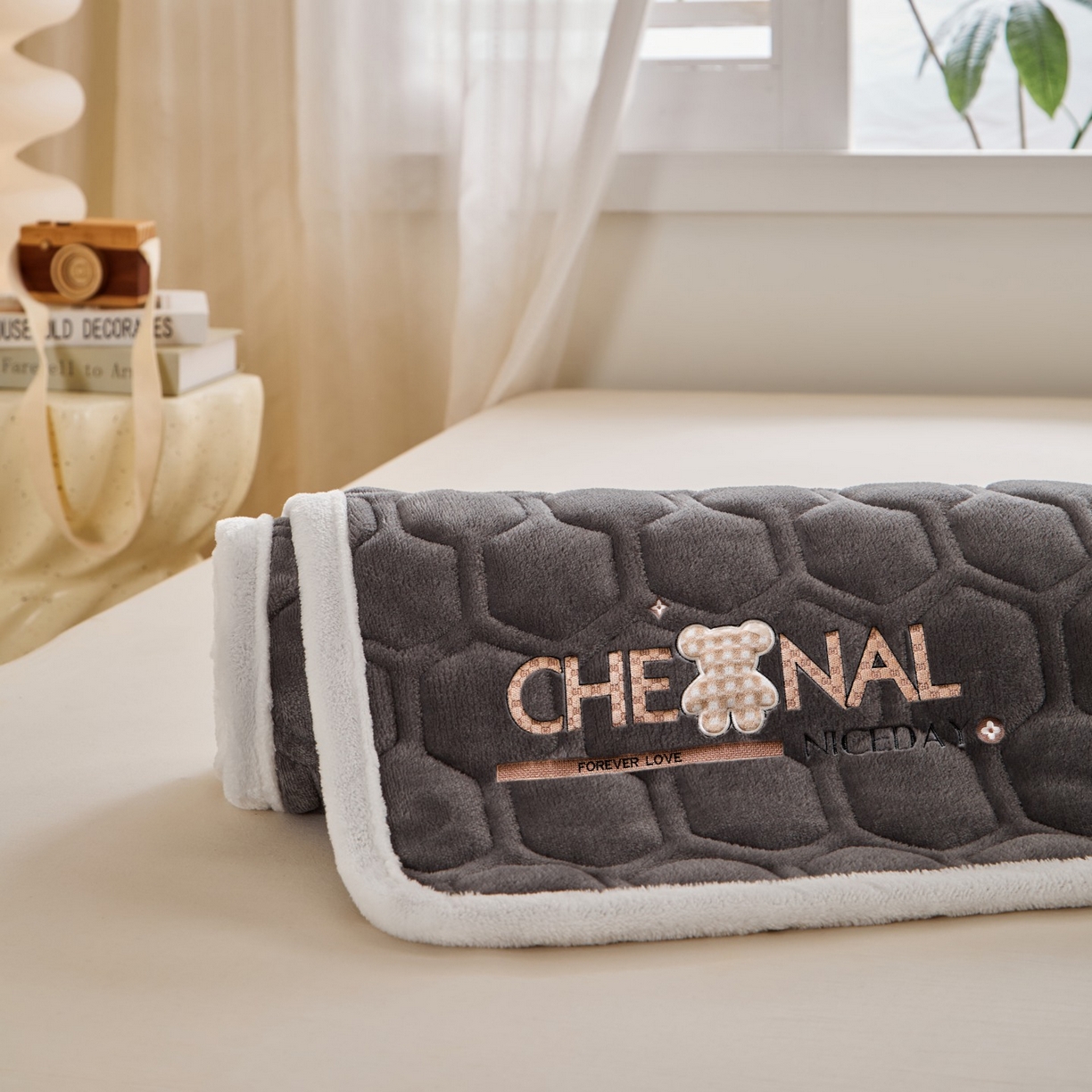 91家纺网 家纺一手货源 找家纺 初心家纺 2025新款高克重牛奶绒绣花夹棉防滑床垫（面料200克） 小熊-高级灰