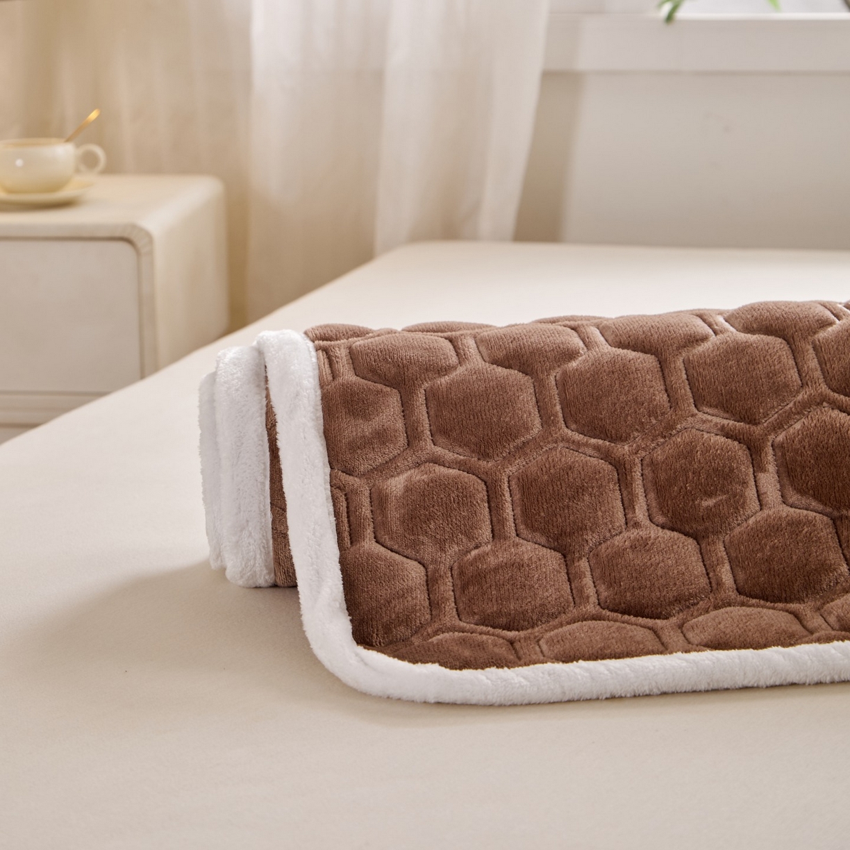 91家纺网 家纺一手货源 找家纺 初心家纺 2025新款高克重牛奶绒绣花夹棉防滑床垫（面料200克） 字母-深咖棕