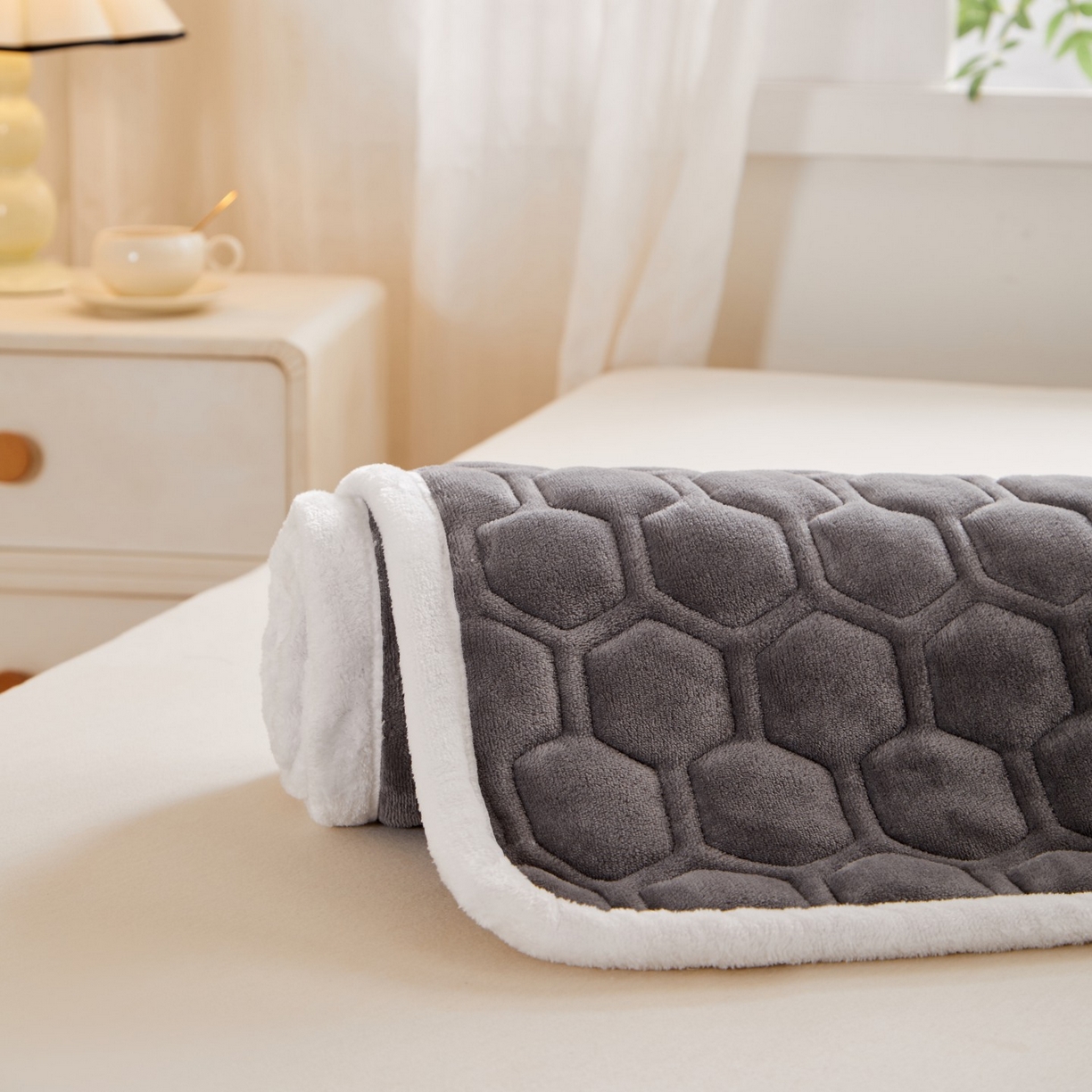 91家纺网 家纺一手货源 找家纺 初心家纺 2025新款高克重牛奶绒绣花夹棉防滑床垫（面料200克） 字母-高级灰