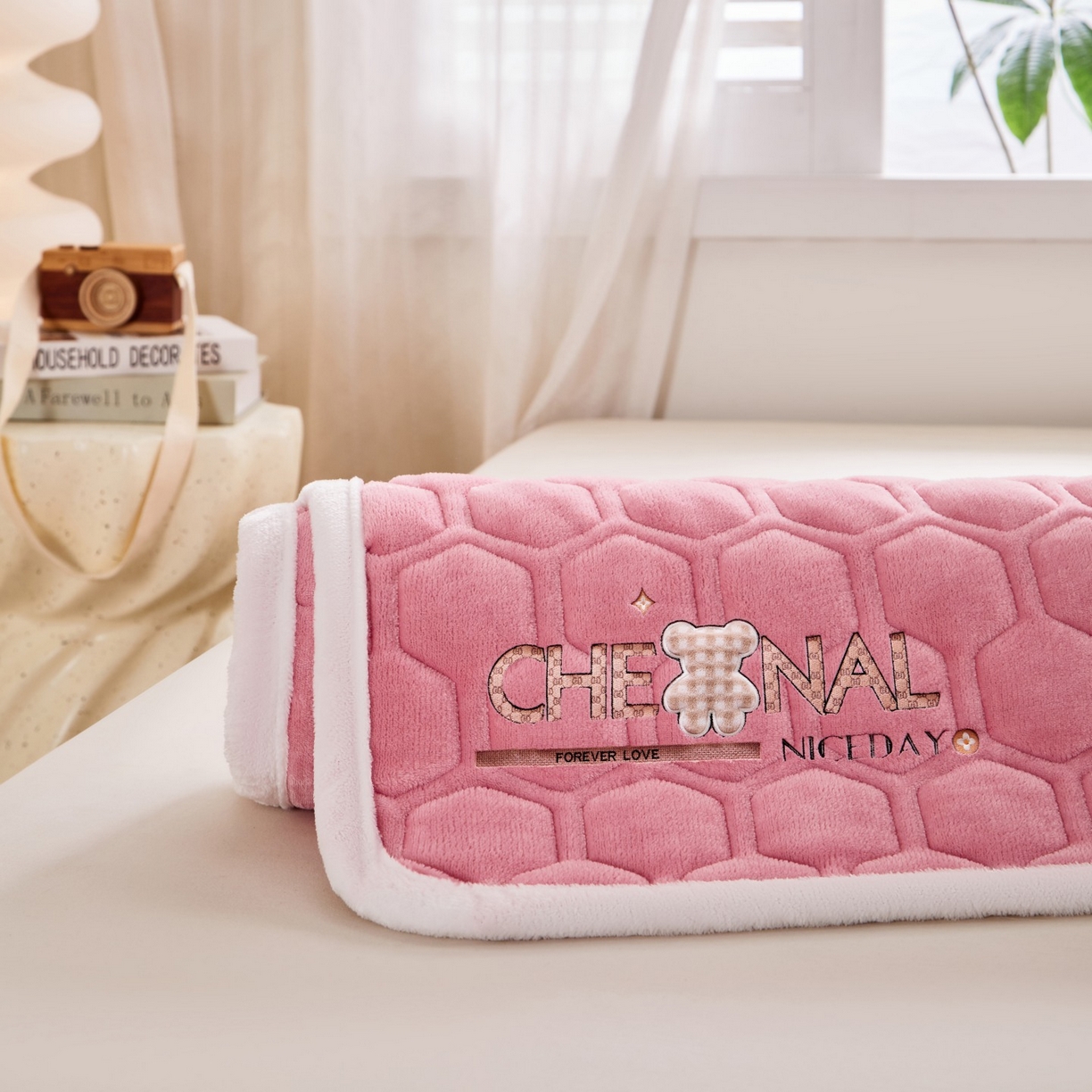 91家纺网 家纺一手货源 找家纺 初心家纺 2025新款高克重牛奶绒绣花夹棉防滑床垫（面料200克） 小熊-樱花粉