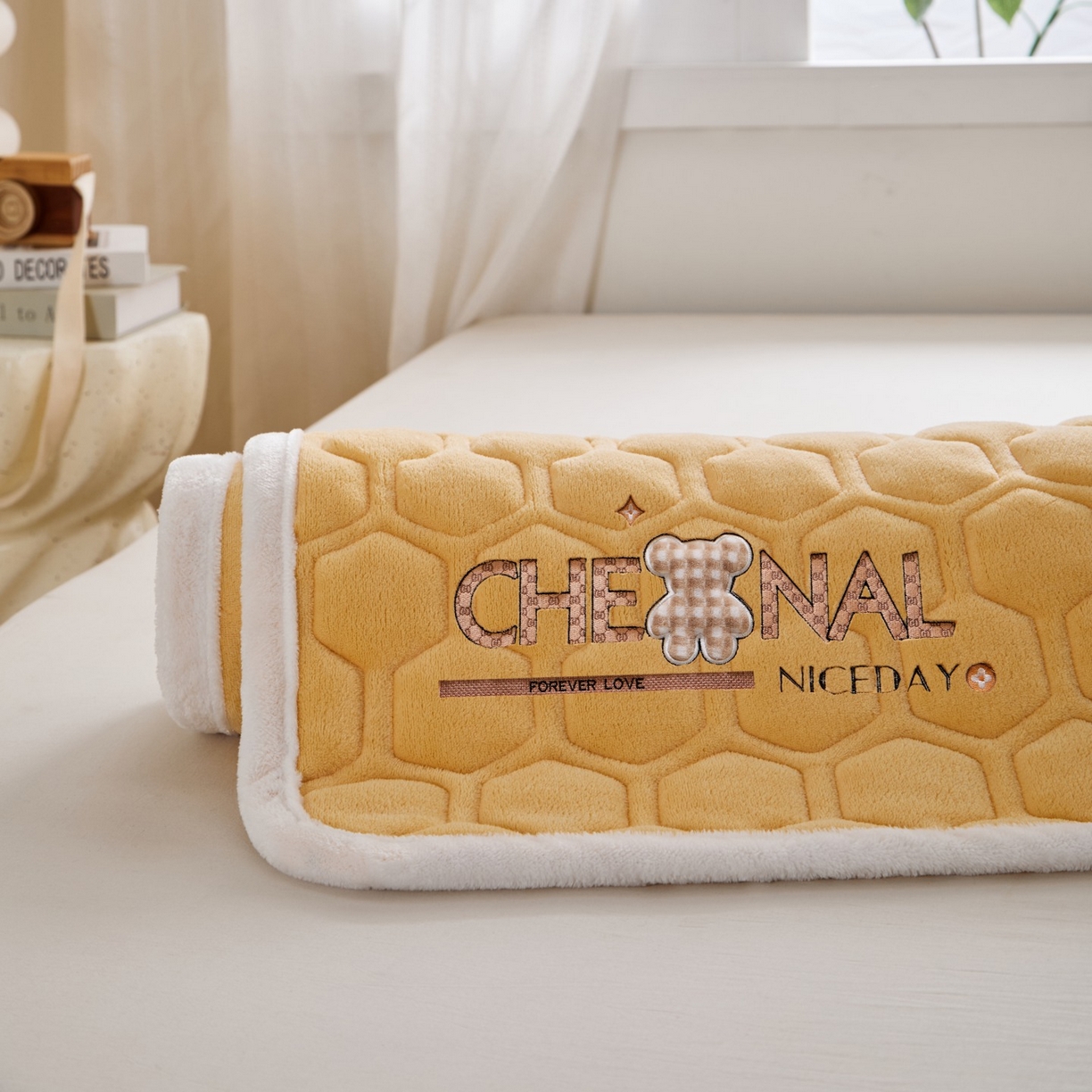 91家纺网 家纺一手货源 找家纺 初心家纺 2025新款高克重牛奶绒绣花夹棉防滑床垫（面料200克） 小熊-香槟金