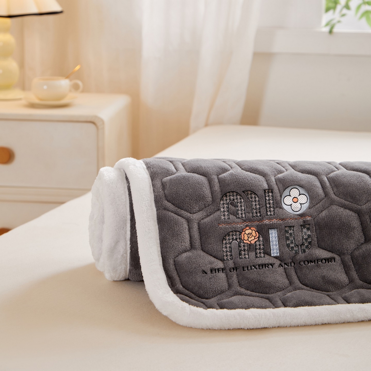 91家纺网 家纺一手货源 找家纺 初心家纺 2025新款高克重牛奶绒绣花夹棉防滑床垫（面料200克） 字母-高级灰