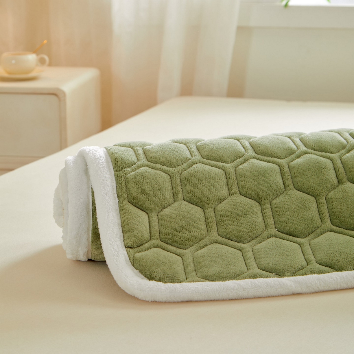 91家纺网 家纺一手货源 找家纺 初心家纺 2025新款高克重牛奶绒绣花夹棉防滑床垫（面料200克） 字母-清新绿