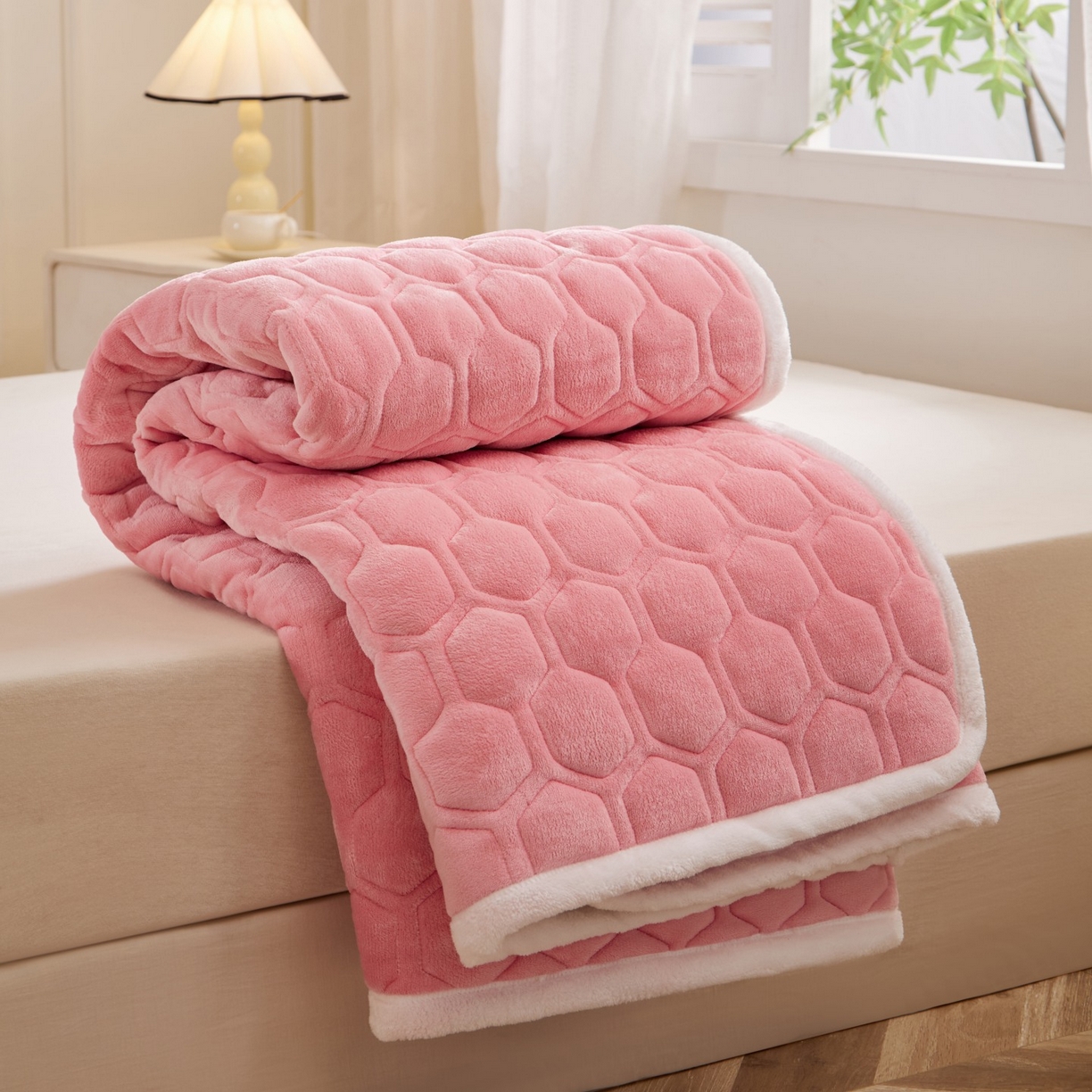 91家纺网 家纺一手货源 找家纺 初心家纺 2025新款高克重牛奶绒绣花夹棉防滑床垫（面料200克） 字母-樱花粉