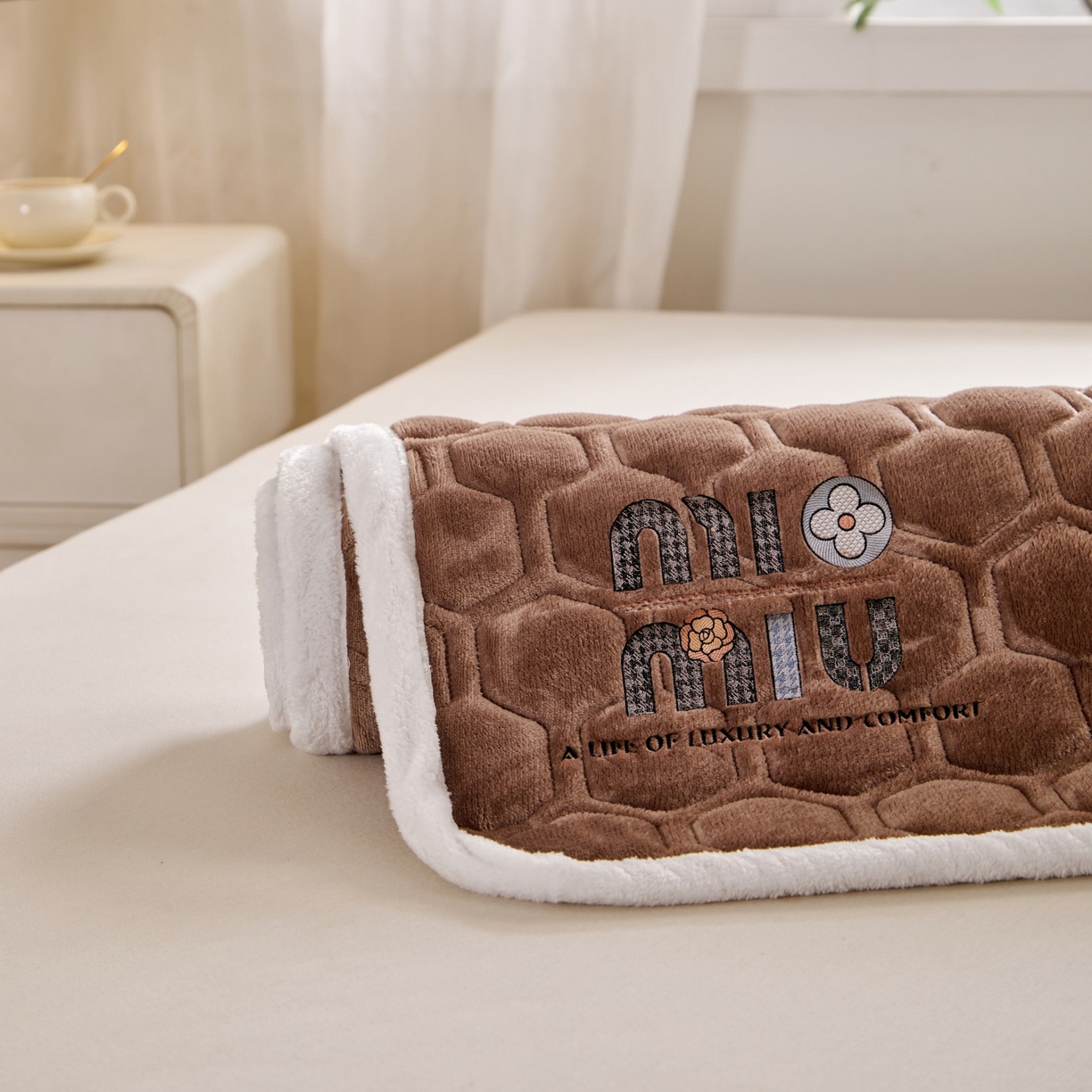 91家纺网 家纺一手货源 找家纺 初心家纺 2025新款高克重牛奶绒绣花夹棉防滑床垫（面料200克） 字母-深咖棕
