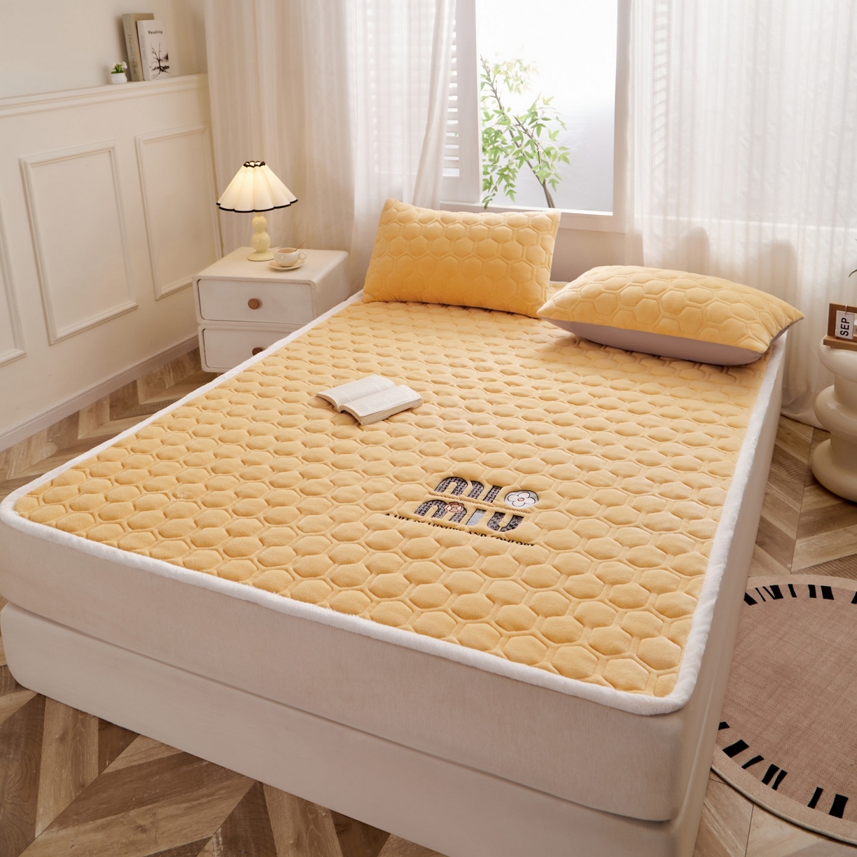 91家纺网 家纺一手货源 找家纺 初心家纺 2025新款高克重牛奶绒绣花夹棉防滑床垫（面料200克） 字母-香槟金