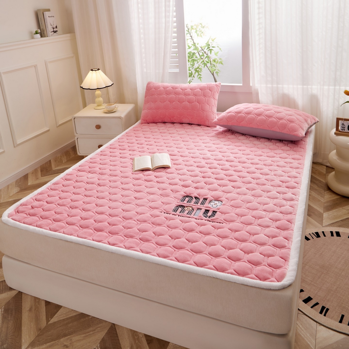 91家纺网 家纺一手货源 找家纺 初心家纺 2025新款高克重牛奶绒绣花夹棉防滑床垫（面料200克） 字母-樱花粉