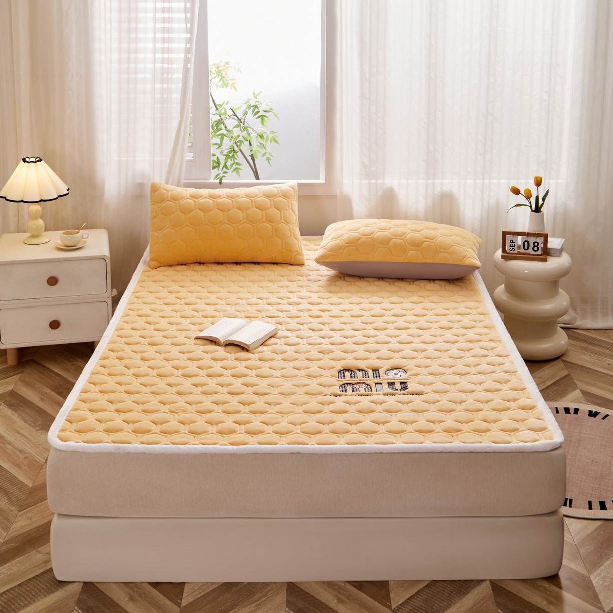 91家纺网 家纺一手货源 找家纺 初心家纺 2025新款高克重牛奶绒绣花夹棉防滑床垫（面料200克） 字母-香槟金