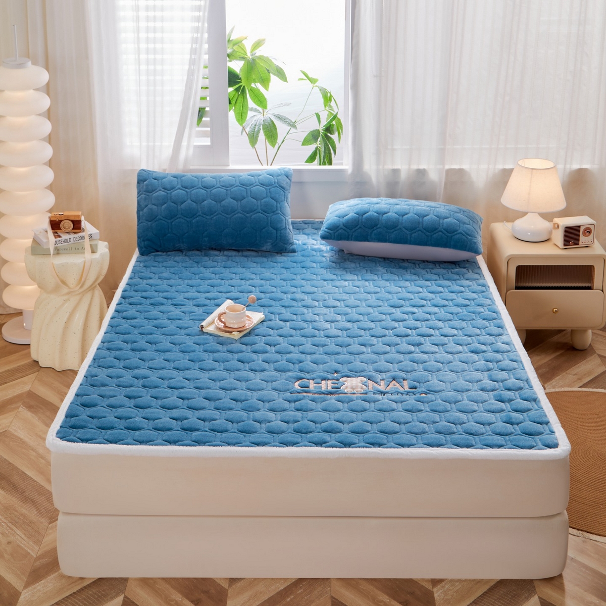 91家纺网 家纺一手货源 找家纺 初心家纺 2025新款高克重牛奶绒绣花夹棉防滑床垫（面料200克） 小熊-宝石蓝