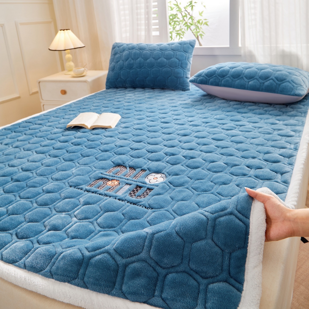 91家纺网 家纺一手货源 找家纺 初心家纺 2025新款高克重牛奶绒绣花夹棉防滑床垫（面料200克） 字母-宝石蓝
